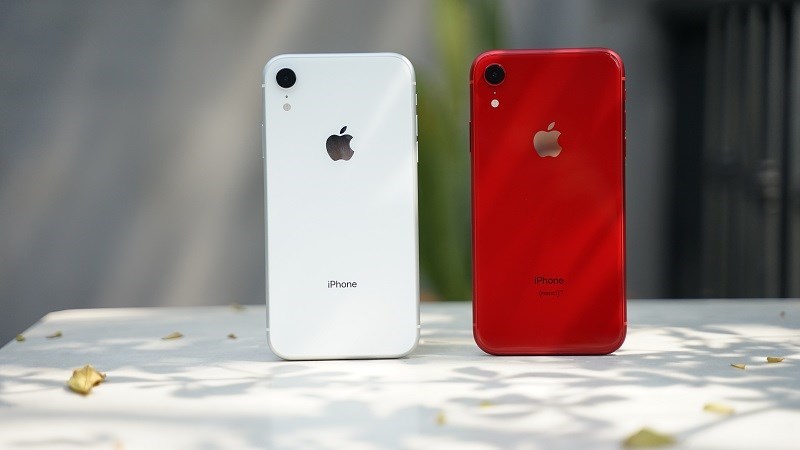 Thiết kế iPhone Xr nhìn phía sau trông khá giống các mẫu trước nhưng có màn hình tai thỏ