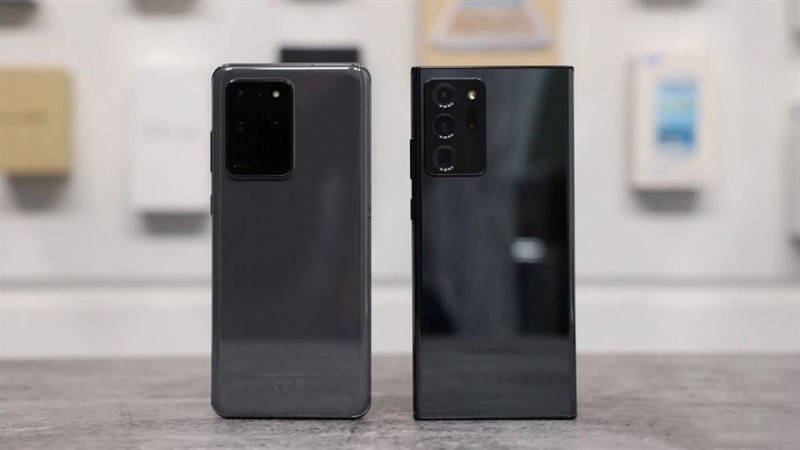 Có thể thấy màn hình của Galaxy S20 phản chiếu rõ hơn