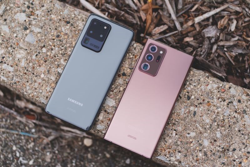 Hai sản phẩm đều sở hữu con chip Exynos 990 8 nhân cây nhà lá vườn