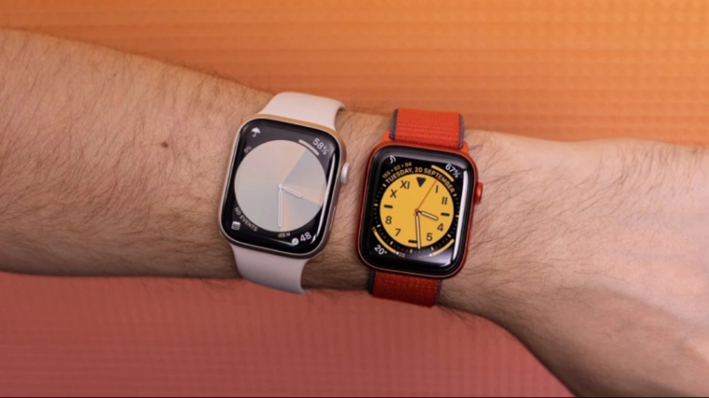 Có thể thấy màn hình S8 có phần to hơn, viền bezel của S6 dày hơn mang cảm giác cổ điển Có thể thấy màn hình S8 có phần to hơn, viền bezel của S6 dày hơn mang cảm giác cổ điển