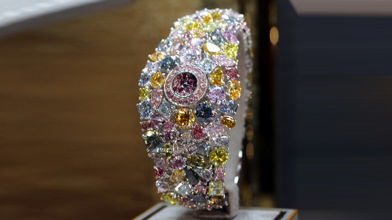 Graff Diamonds – Hallucination đính kim cương màu cực đẹp mắt, tinh tế Graff Diamonds – Hallucination đính kim cương màu cực đẹp mắt, tinh tế