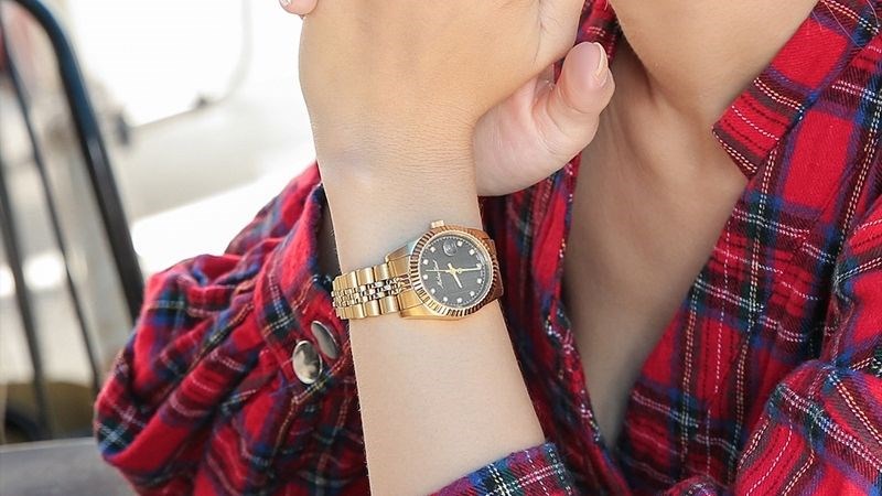 Kiểu dáng tôn lên vẻ đẹp đôi tay bạn nữ