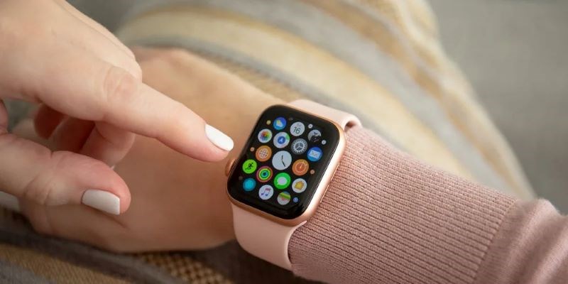 Apple Watch S4 có nhiều tính năng sức khỏe như đo nhịp tim, đo điện tâm đồ,...