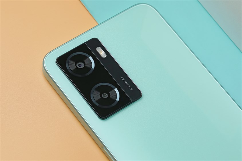 Cụm camera sau được đặt ở góc trái nhô lên cao Cụm camera sau được đặt ở góc trái nhô lên cao