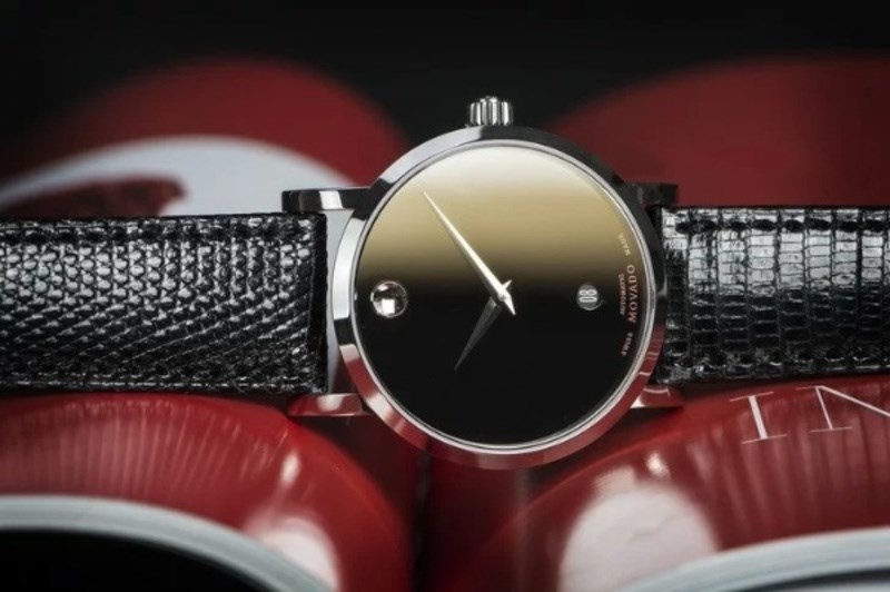 Ký hiệu đỏ Swiss MOVADO Made giúp đồng hồ nổi bật Ký hiệu đỏ Swiss MOVADO Made giúp đồng hồ nổi bật