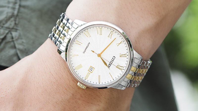 Đồng hồ sở hữu kích cỡ mặt 42 mm và chỉ dày 10 mm Đồng hồ sở hữu kích cỡ mặt 42 mm và chỉ dày 10 mm