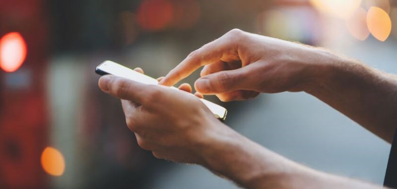Hãy nhấn giữ thử một ứng dụng và kéo lướt khắp màn hình để test cảm ứng máy Hãy nhấn giữ thử một ứng dụng và kéo lướt khắp màn hình để test cảm ứng máy