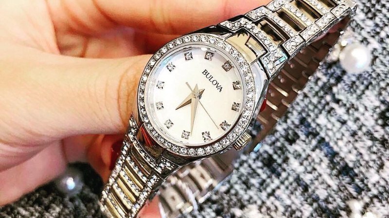Cầm chiếc đồng hồ Bulova chính hãng sẽ có cảm giác chắc tay và nặng hơn Cầm chiếc đồng hồ Bulova chính hãng sẽ có cảm giác chắc tay và nặng hơn