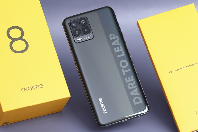 Realme 8 gây ấn tượng với khối lượng siêu nhẹ giúp bạn thoải mái cầm nắm