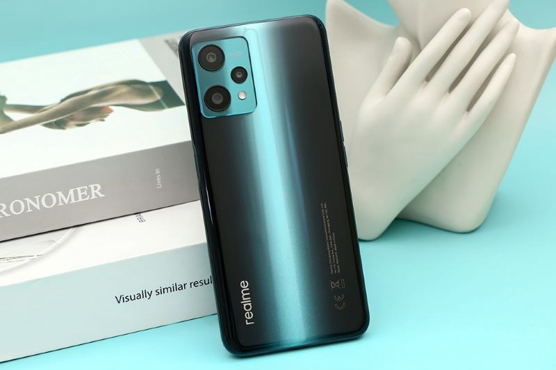 Thiết kế phản quang hoàn toàn mới với màu sắc gradient đặc biệt của Realme 9 Pro