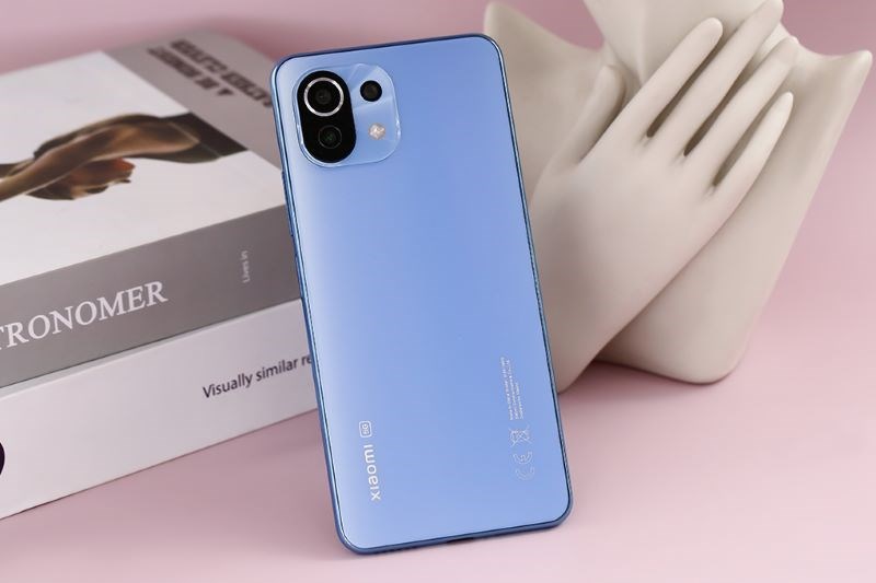 Xiaomi 11 Lite sử dụng màn hình AMOLED 6.55 inch thể hiện màu sắc tốt hơn