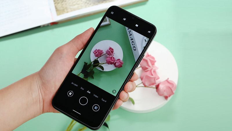 Thiết kế tinh tế, mặt lưng có đường vân cầm nắm chắc chắn Thiết kế tinh tế, mặt lưng có đường vân cầm nắm chắc chắn