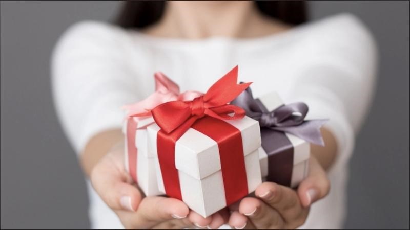 Hạn chế những món quà gây phô trương Hạn chế những món quà gây phô trương