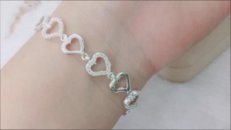 Lắc bạc làm tăng sự sang trọng cho người dùng Lắc bạc làm tăng sự sang trọng cho người dùng