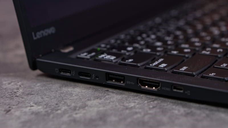 Laptop được trang bị các cổng kết nối cơ bản phục vụ mọi nhu cầu kết nối