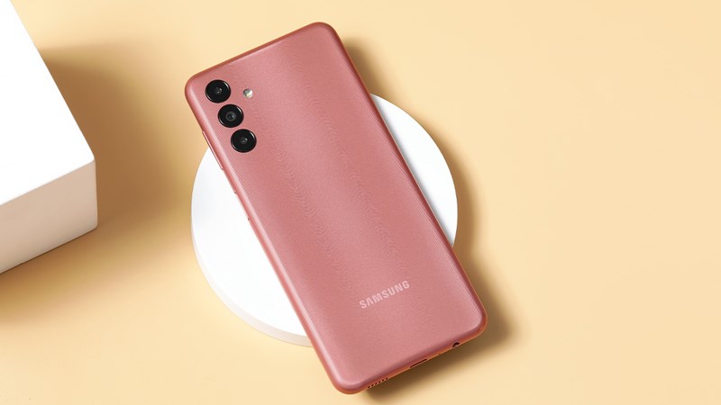 Mặt lưng có bộ camera với ống kính chính độ phân giải cao quay chụp rõ đẹp