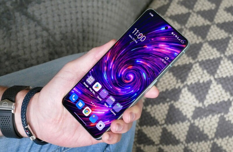 Đều sử dụng tấm nền AMOLED giúp hai sản phẩm có chất lượng hiển thị cao, màu sắc rực rỡ Đều sử dụng tấm nền AMOLED giúp hai sản phẩm có chất lượng hiển thị cao, màu sắc rực rỡ