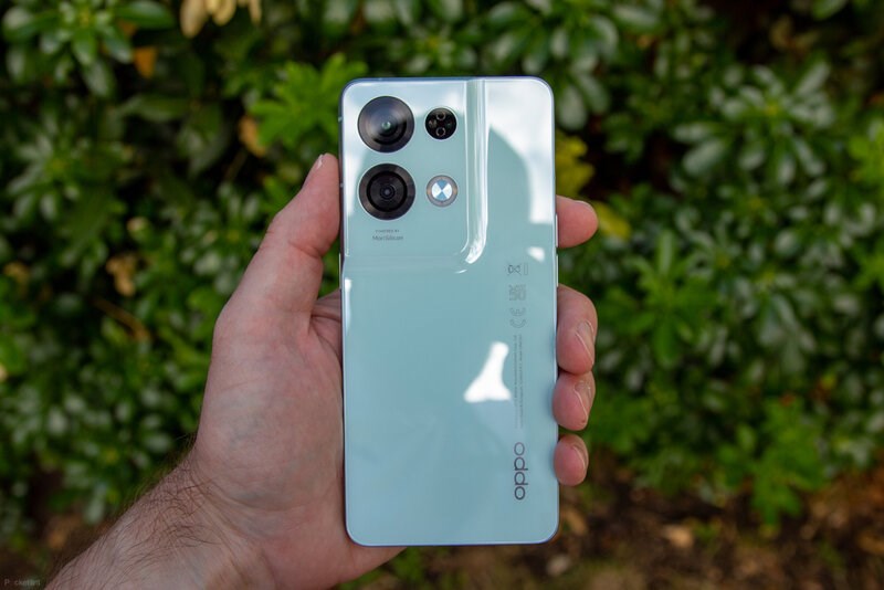 Hai chiếc điện thoại đều trang bị cụm 3 camera với camera chính có độ phân giải lên đến 50MP Hai chiếc điện thoại đều trang bị cụm 3 camera với camera chính có độ phân giải lên đến 50MP