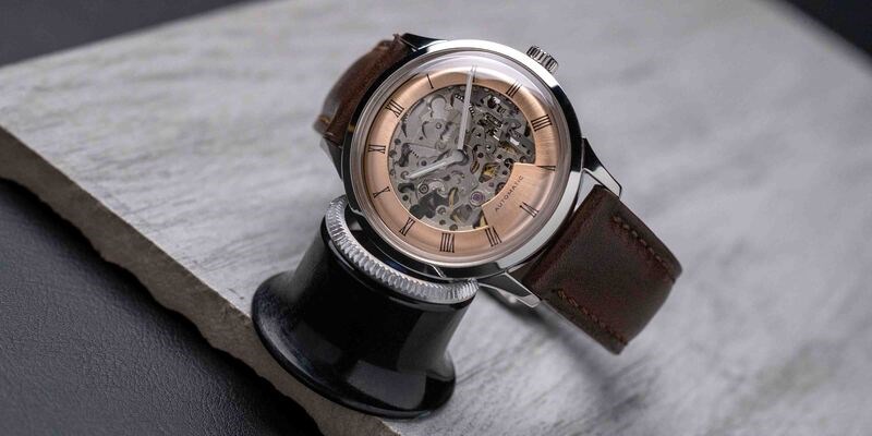 Phân khúc giá của đồng hồ cơ lộ máy trên thị trường khá rộng Phân khúc giá của đồng hồ cơ lộ máy trên thị trường khá rộng