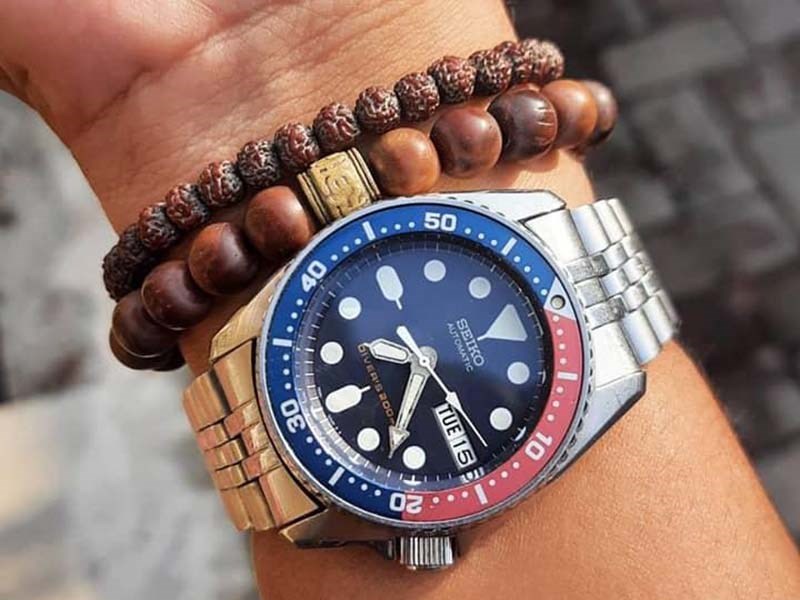 Đồng hồ Seiko SKX là một trong những mẫu đồng hồ lặn được ưa chuộng nhất và bán chạy nhất của toàn ngành sản xuất đồng hồ Nhât Bản trên thị trường Thế giới