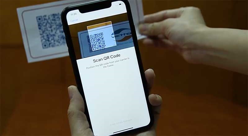 Quét mã QR để thiết lập eSIM tại cửa hàng