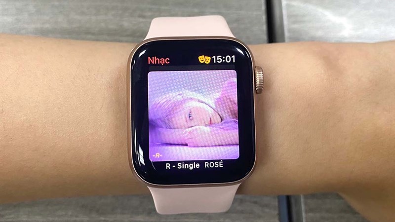 Đặt iPhone gần Apple Watch trên bộ sạc của nó