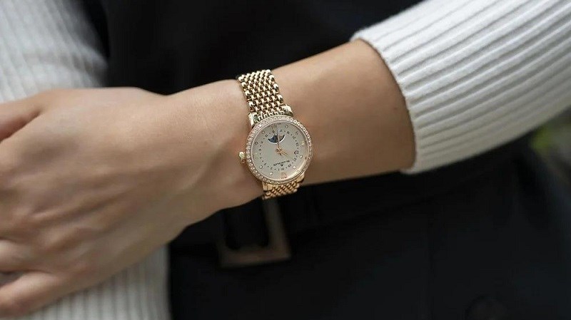 Blancpain Women được chạm khắc kim cương tinh tế