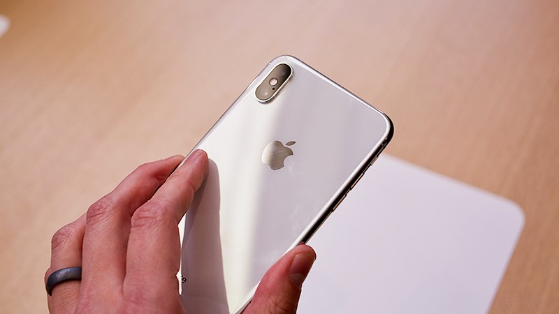 IPhone Xs Max màu bạc thanh lịch