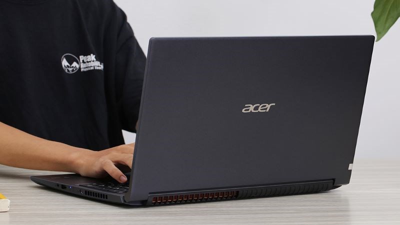 Laptop có màu đen sang trọng, lịch lãm Laptop có màu đen sang trọng, lịch lãm
