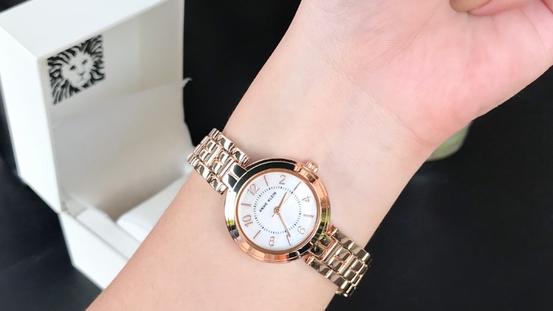 Dây đeo thường có dây kim loại và dây da cho cảm giác thoải mái khi đeo Dây đeo thường có dây kim loại và dây da cho cảm giác thoải mái khi đeo