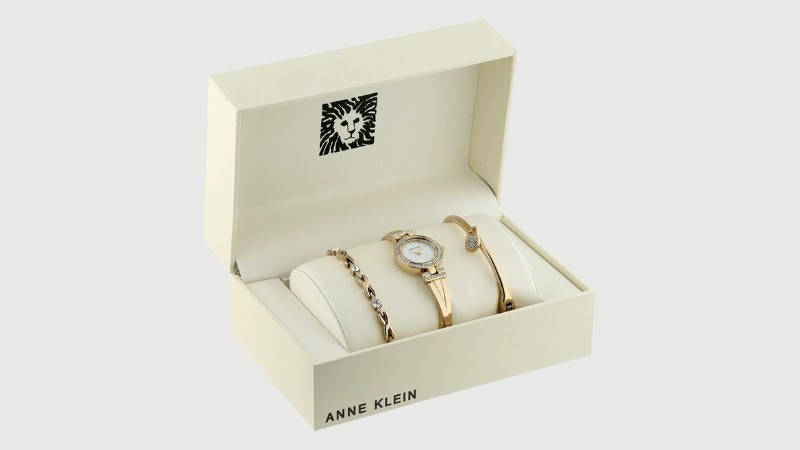 Bên trong nắp hộp đồng hồ Anne Klein chính hãng có biểu tượng hãng hình sư tử Bên trong nắp hộp đồng hồ Anne Klein chính hãng có biểu tượng hãng hình sư tử