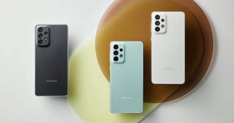 Chất liệu mặt lưng Mặt lưng dòng A kém thu hút hơn so với Galaxy S