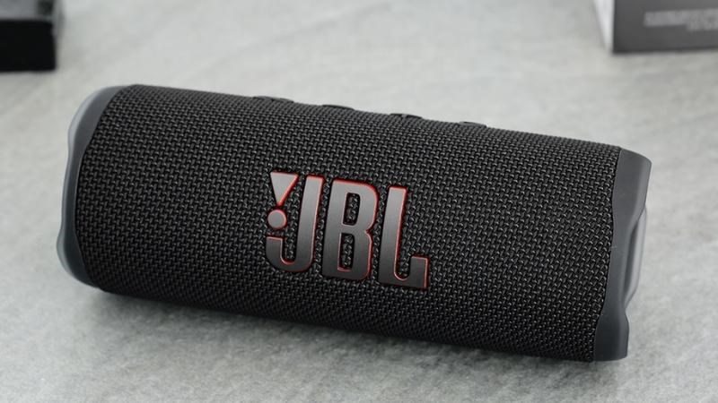 Loa Bluetooth JBL Flip 6 Loa Bluetooth JBL Flip 6 có thiết kế linh động và hiện đại, cho ra âm thanh to rõ nhờ công suất lớn
