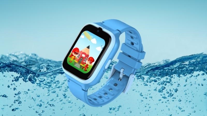 Khả năng chống nước IP68 mạnh mẽ, thoải mái cho bé đeo khi tắm rửa hay đùa giỡn với bạn bè