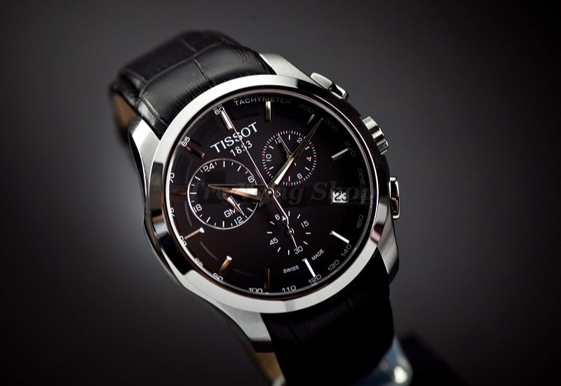 Núm đồng hồ được khắc logo chữ T quen thuộc của Tissot Núm đồng hồ được khắc logo chữ T quen thuộc của Tissot