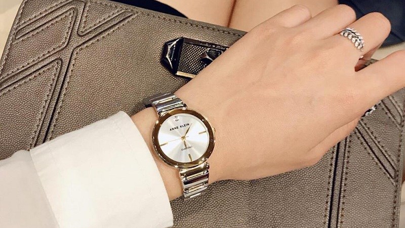 Anne Klein sở hữu thiết kế sang trọng và quý phái Anne Klein sở hữu thiết kế sang trọng và quý phái