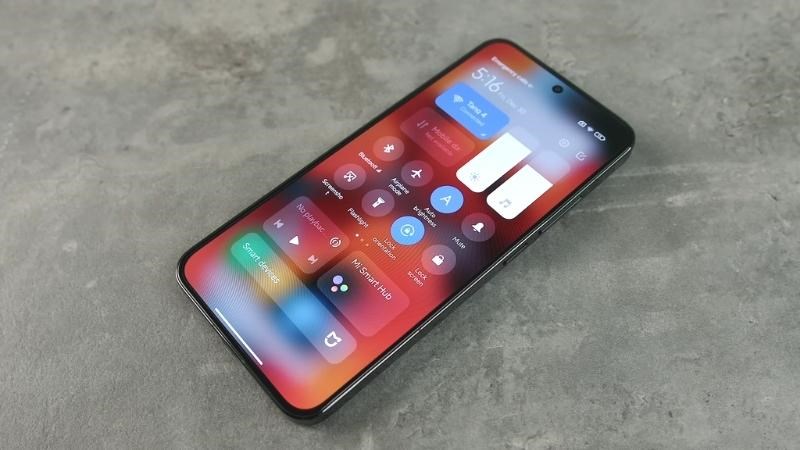 3 Xiaomi 13 5G được trang bị màn hình OLED cùng với nhiều công nghệ giúp cho hình ảnh hiển thị sắc nét