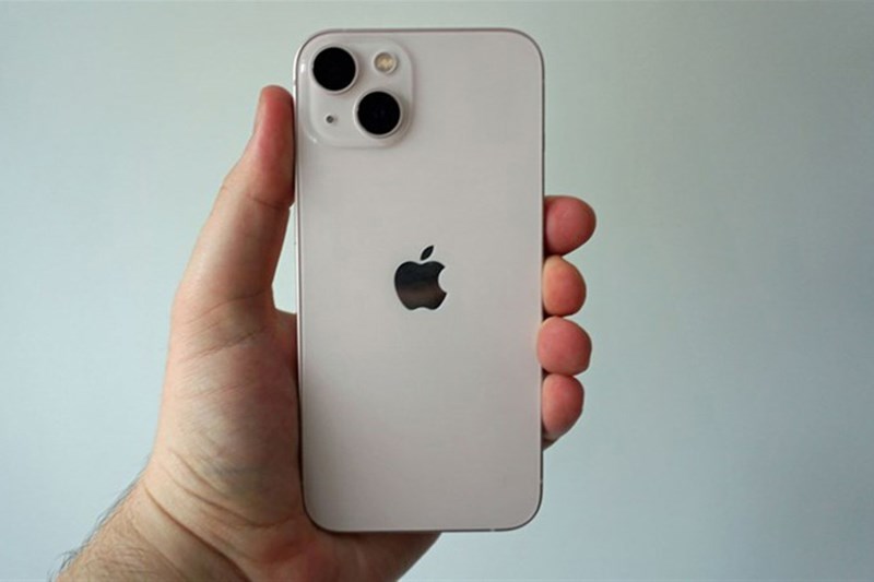 iPhone 13 sở hữu ngoại hình khá giống với iPhone 12, có một chút khác biệt ở cụm camera