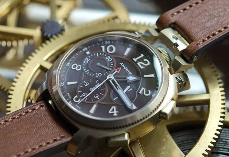 Anonimo hướng đến đối tượng là những người trong quân sự và lặn biển