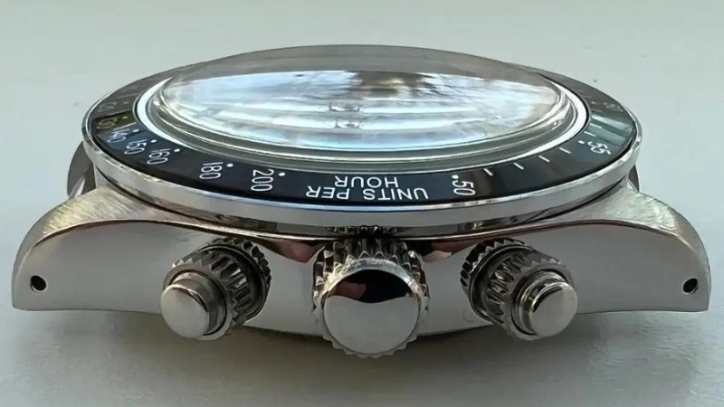 Các Lỗ khoan vấu giúp người dùng có thể dễ dàng thay đổi dây đeo 