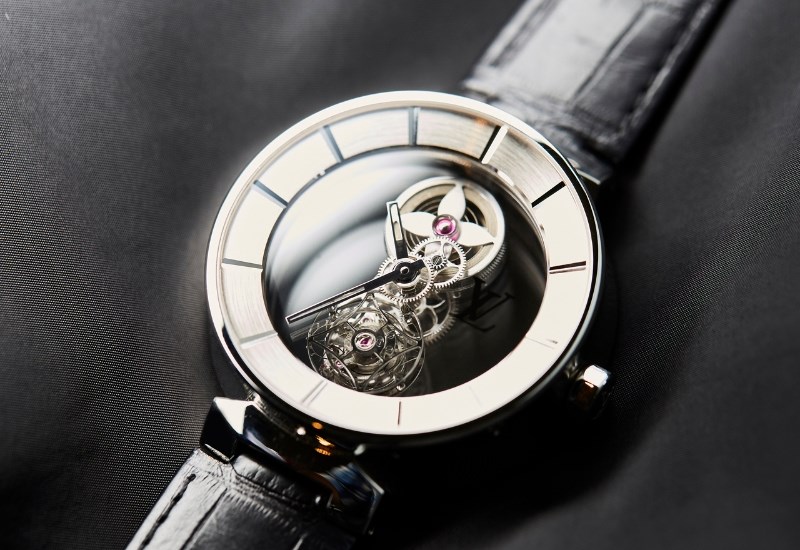Các kim lơ lửng trên một hệ thống đĩa sapphire trong suốt độc đáo