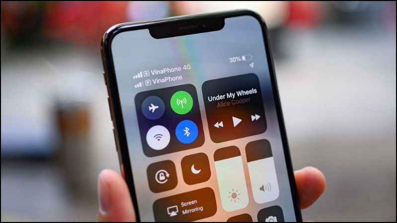 Kết hợp một eSIM và một SIM vật lý
