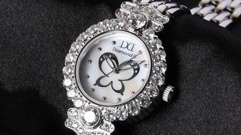 Diamond D là thương hiệu đồng hồ thuộc phân khúc giá tầm trung Diamond D là thương hiệu đồng hồ thuộc phân khúc giá tầm trung