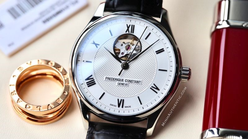 Đồng hồ có thiết kế thanh lịch, sang trọng Đồng hồ có thiết kế thanh lịch, sang trọng