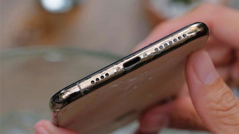 iPhone của bạn bị rơi xuống nước sẽ làm rè hay hư loa iPhone của bạn bị rơi xuống nước sẽ làm rè hay hư loa