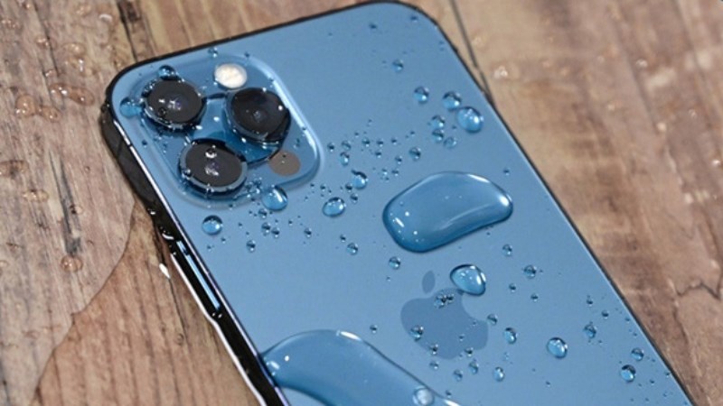 Bung nước nằm trong loa iPhone nếu lỡ rơi xuống nước Bung nước nằm trong loa iPhone nếu lỡ rơi xuống nước