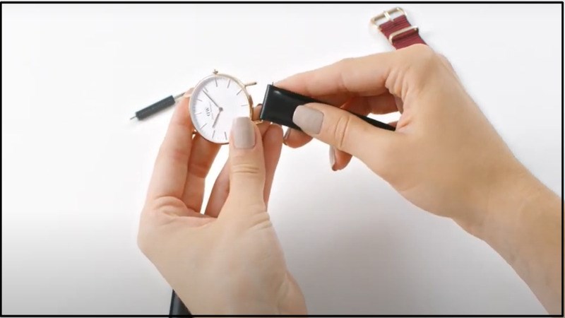 Gắn lại dây đeo mới vào đồng hồ Gắn lại dây đeo mới vào đồng hồ