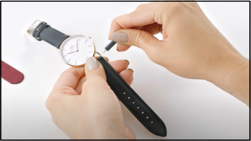 Tháo các chốt của dây đồng hồ ra Tháo các chốt của dây đồng hồ ra
