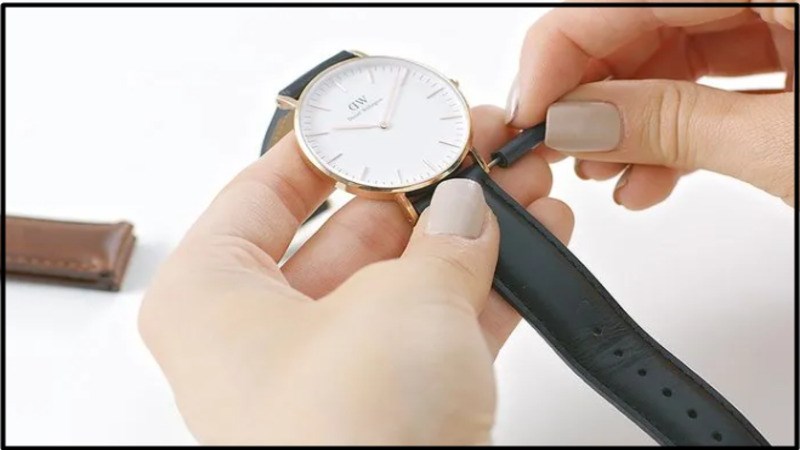 Tháo các chốt gắn dây đồng hồ với mặt đồng hồ Tháo các chốt gắn dây đồng hồ với mặt đồng hồ