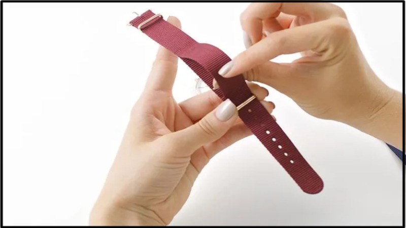 Chuẩn bị dây đeo mới Chuẩn bị dây đeo mới